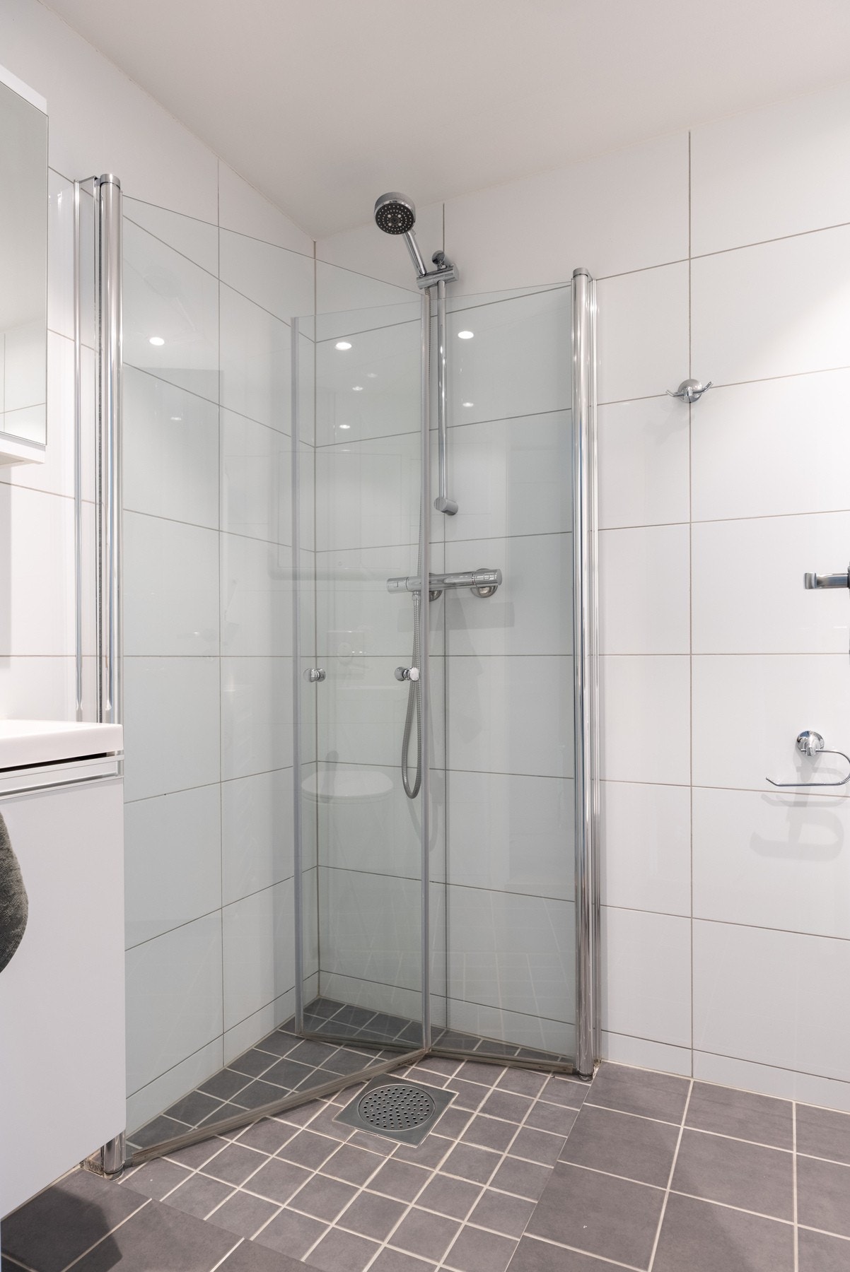 Romslig dusjhjørne. Det er gulvvarme og downlights. Galleribilde