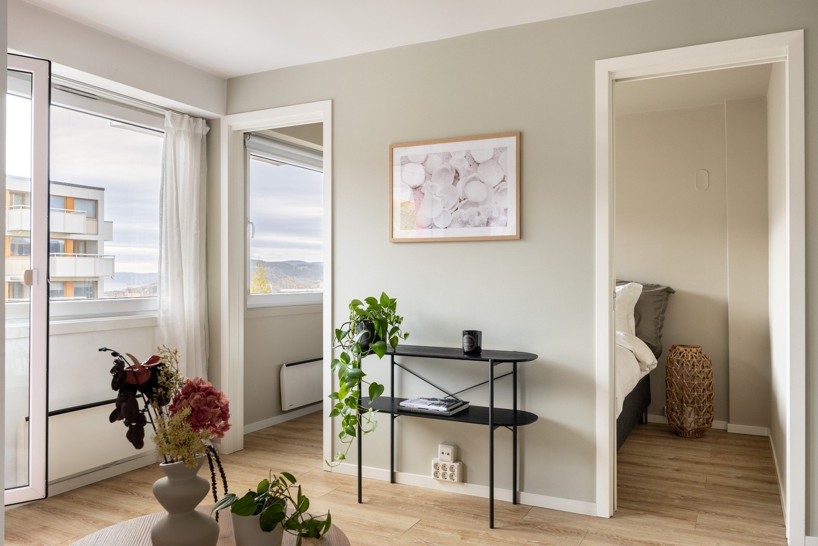 Overflatene er malt i en moderne og behagelig fargetone. Galleribilde