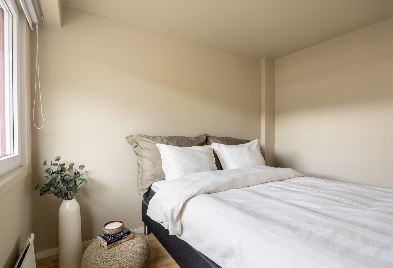 Det er plass til dobbeltseng og tilhørende nattbord. Galleribilde