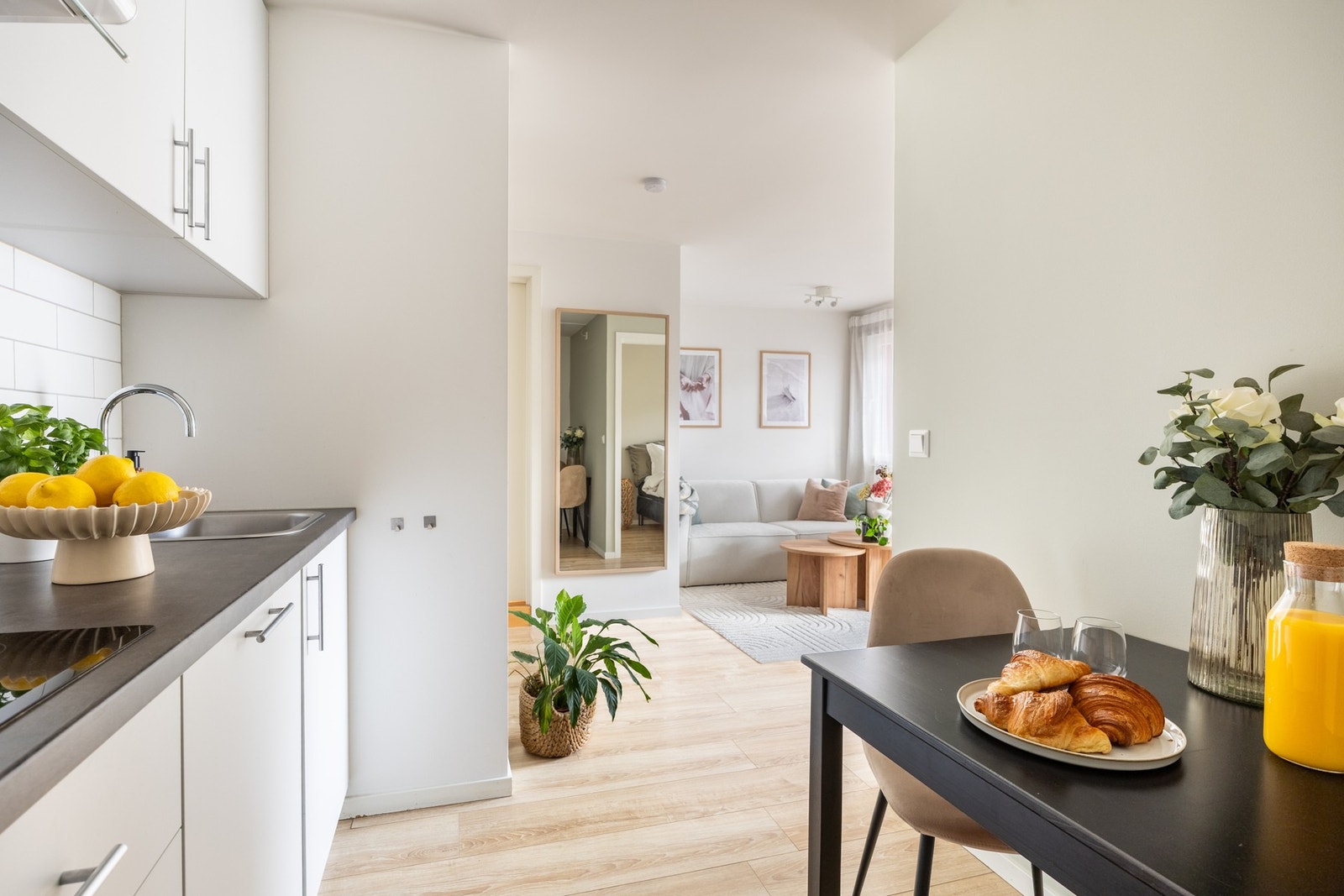 Kjøkkenet har tidsmessig innredning fra oppussingsperioden (2017/18). Galleribilde