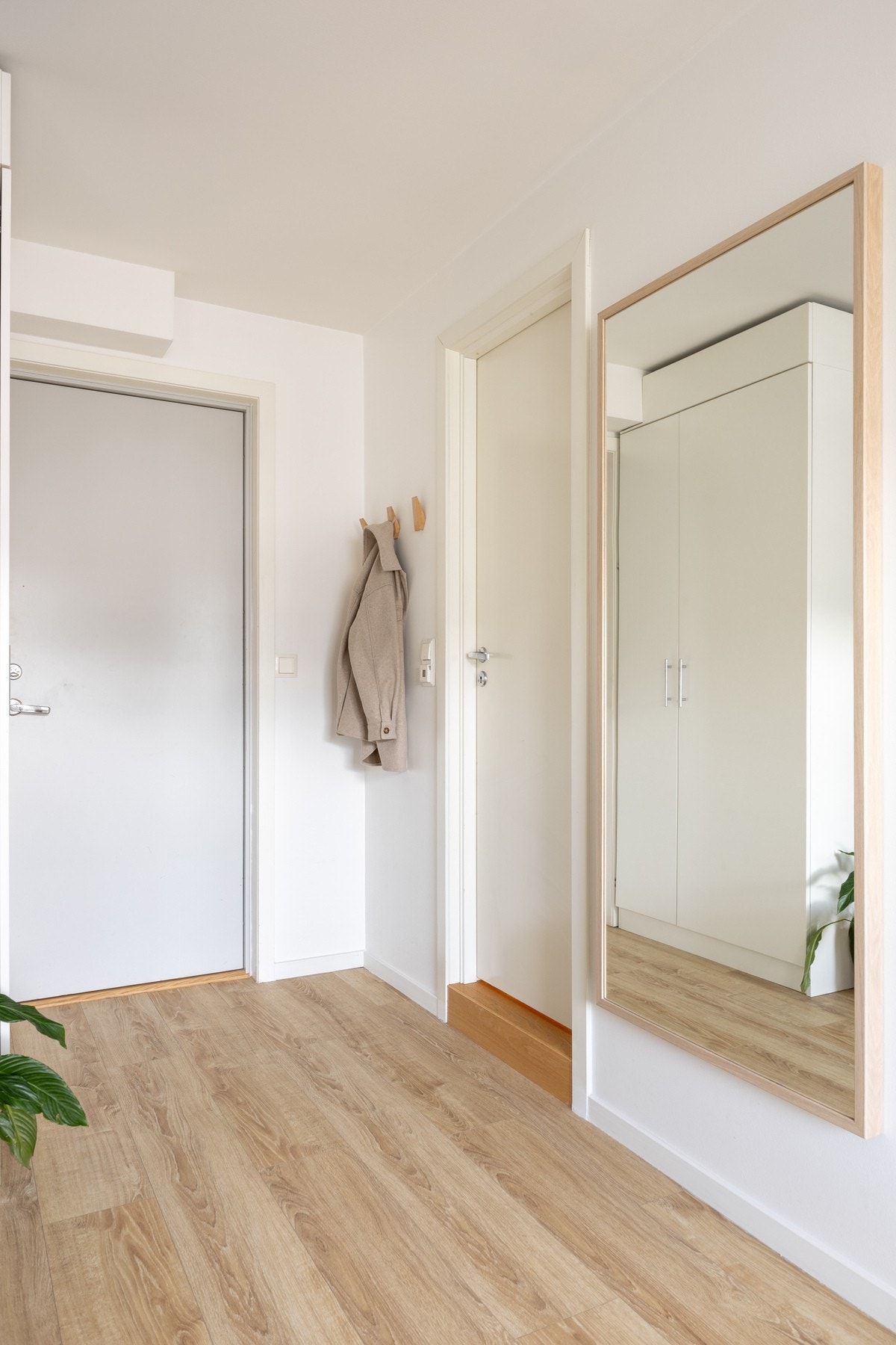 Entré med plass for klesoppheng og oppbevaring av sko. Det er adkomst via felles trappeoppgang. Galleribilde