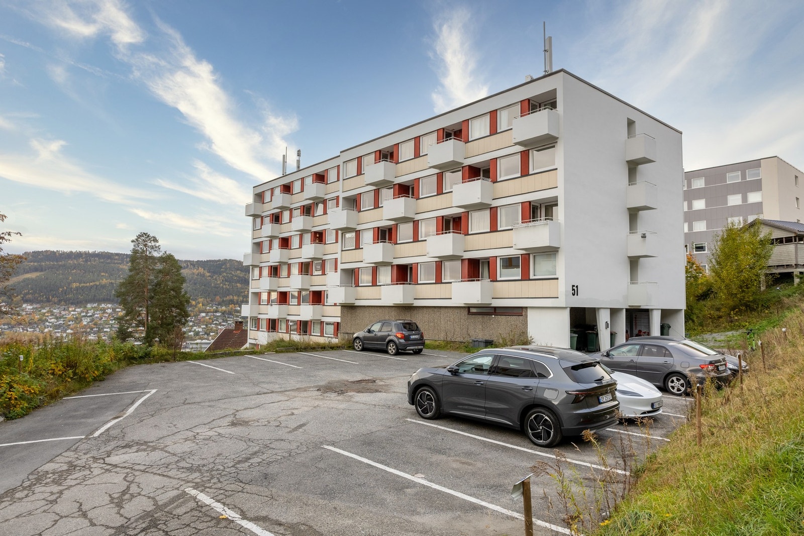 Det er mulig å leie parkeringsplass gjennom sameiet etter venteliste. Galleribilde