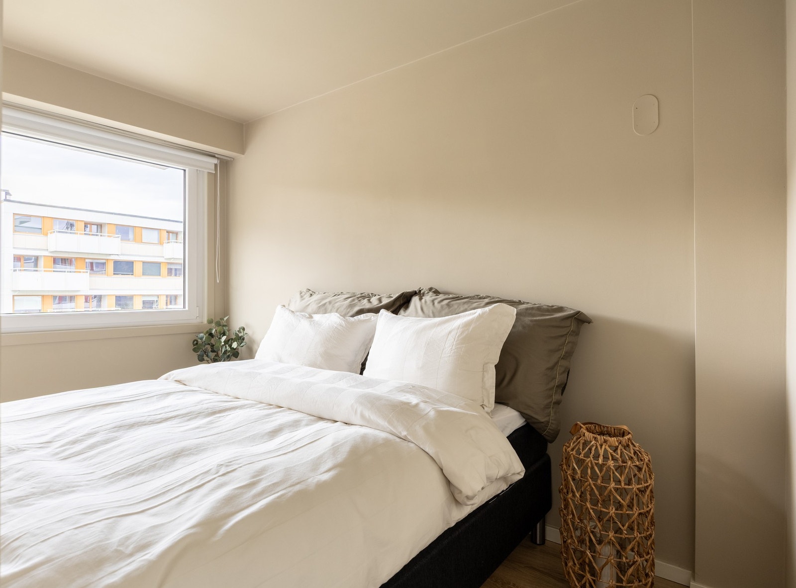 Videre har leiligheten et innbydende soverom. Galleribilde