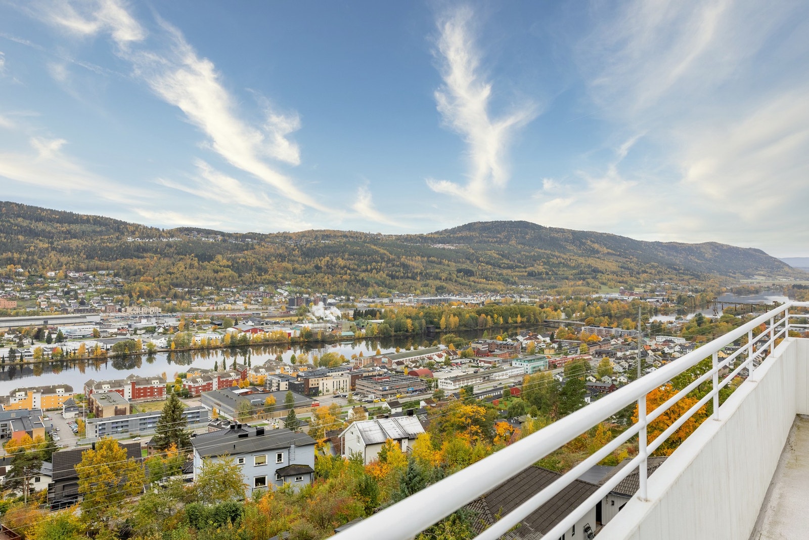 Flott utsikt fra felles balkong. Leiligheten ligger fint til med nærhet til både marka, og gangavstand til Drammen sentrum. Galleribilde