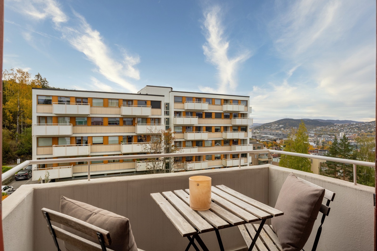 Fra stuen er det utgang til balkong. Galleribilde