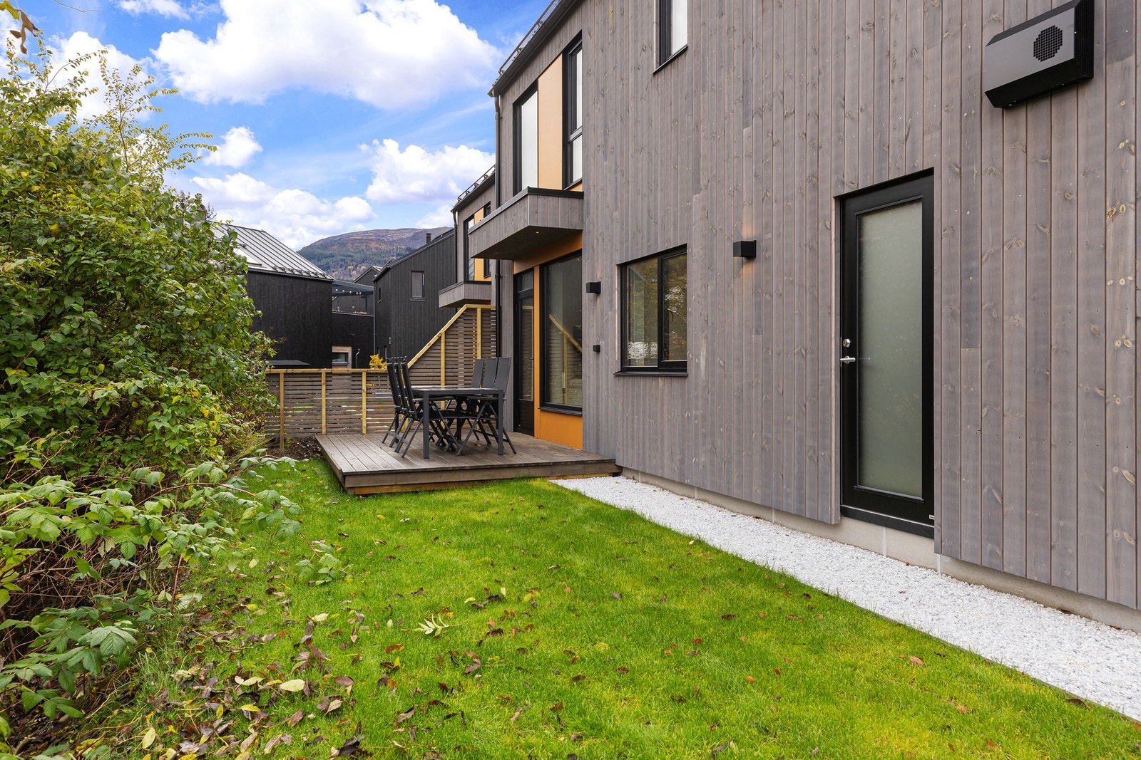 Lettstelt og fin hage til glede for både store og små. Galleribilde