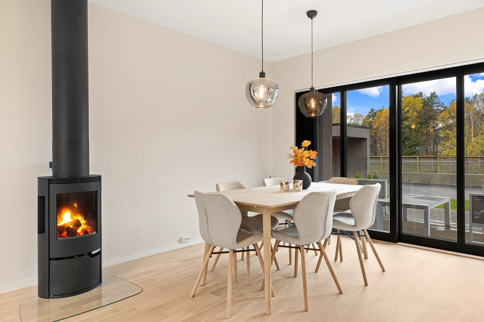 Herlig peisovn i stue som skaper hygge og gir god varme på kalde vinterdager. Galleribilde