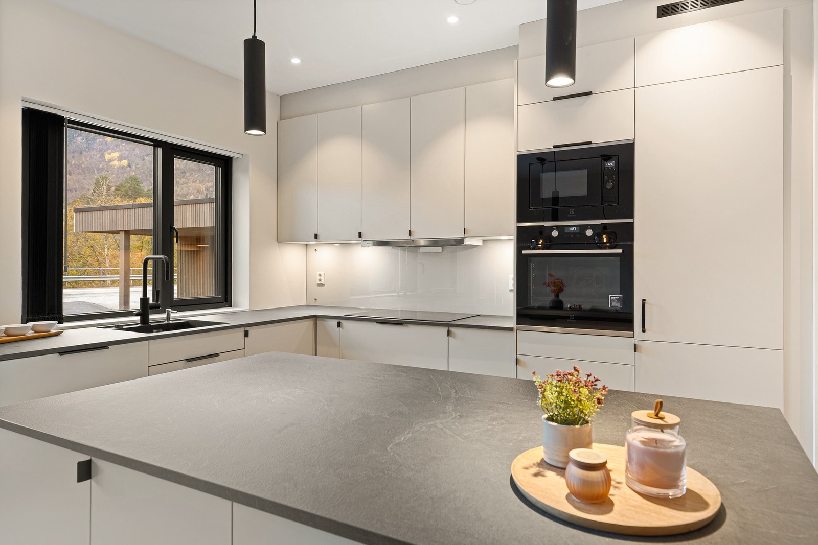 På kjøkkenet er det meget god skap- og benkeplass som gjør matlagingen til en drøm. Galleribilde