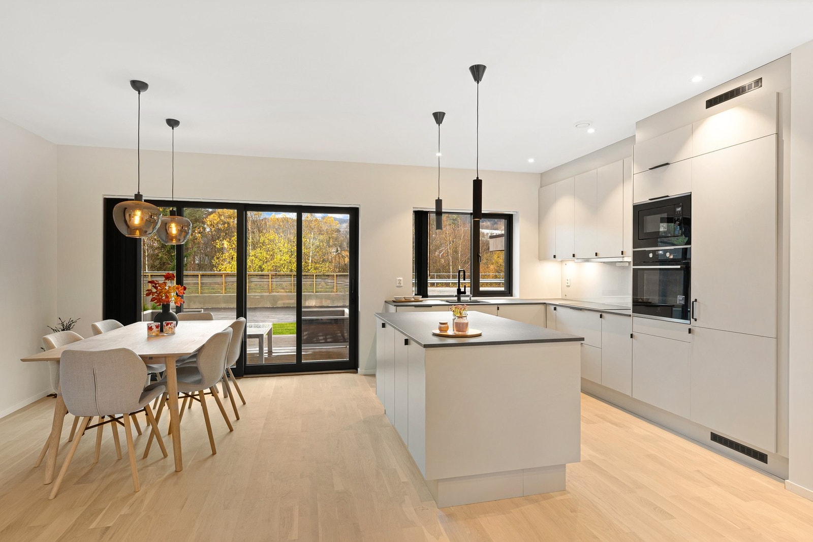 Det er varmekabler i gulvet i hele 1. etasje. Galleribilde