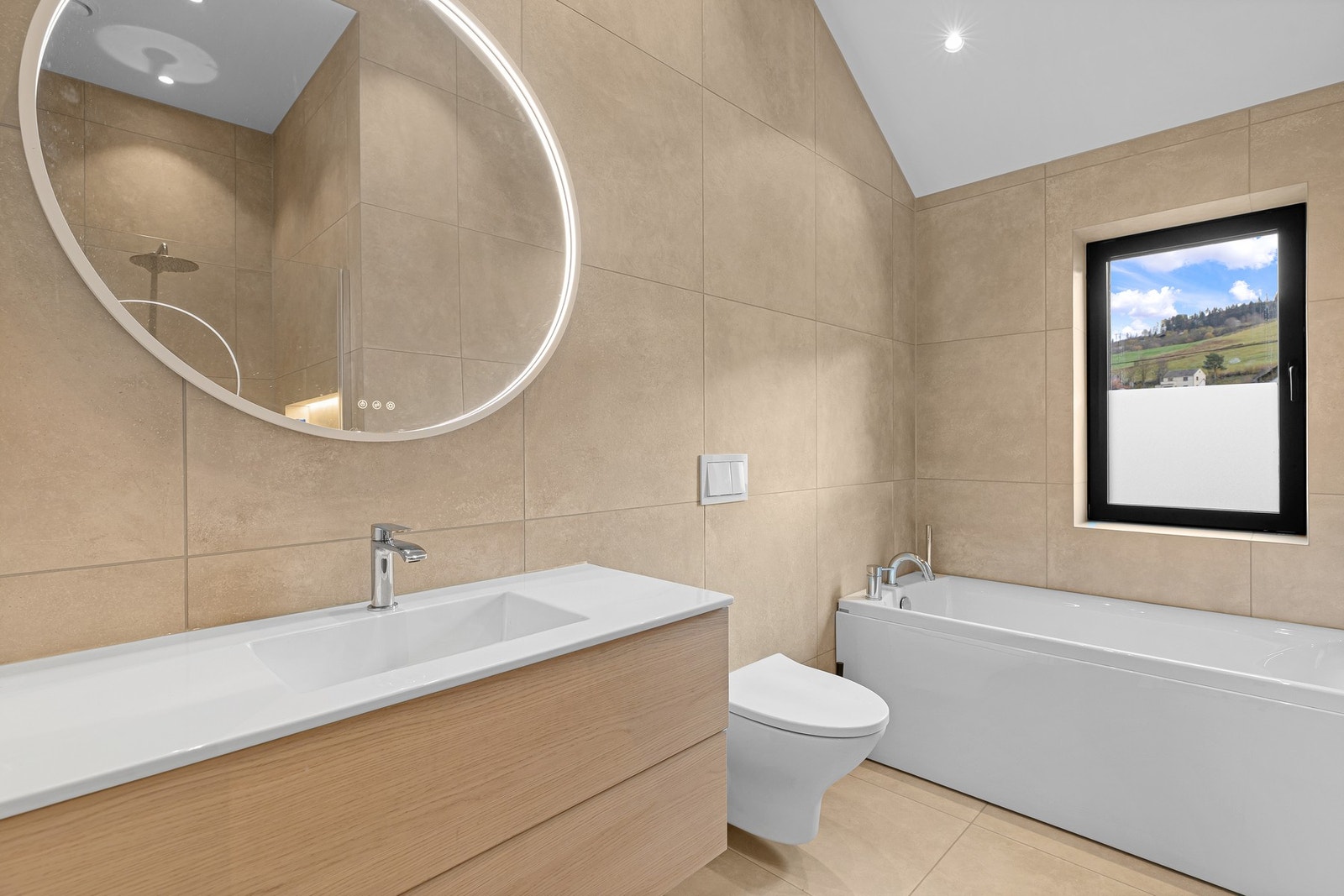 Denne etasjen har også et flott helfliset bad med varme i gulv. Galleribilde