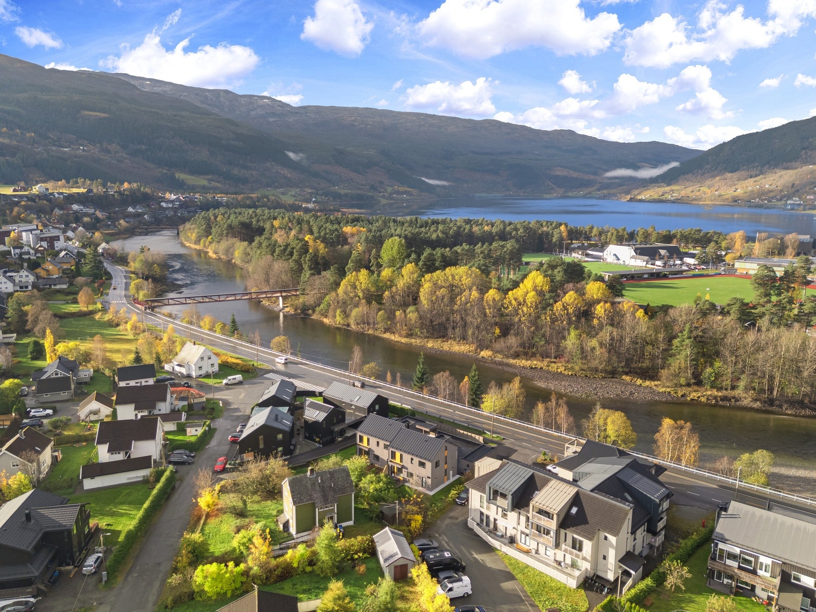 Gangbro over Vosso som tar deg rask til Voss idrettsplass og idrettshall. Galleribilde