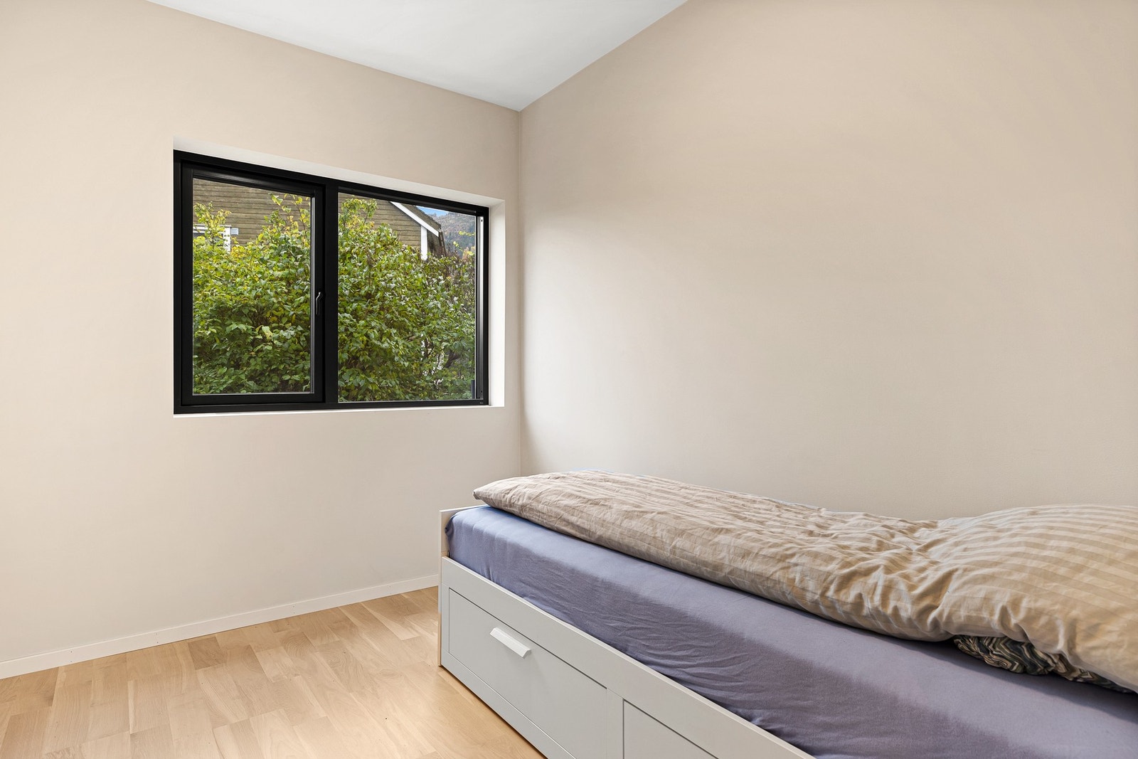 Boligen har totalt 4 soverom, ene soverommet ligger i 1. etasje. Galleribilde