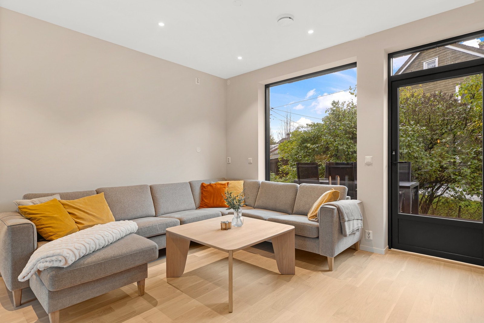 Fra stuen har man utgang til uteplass på baksiden av huset. Galleribilde