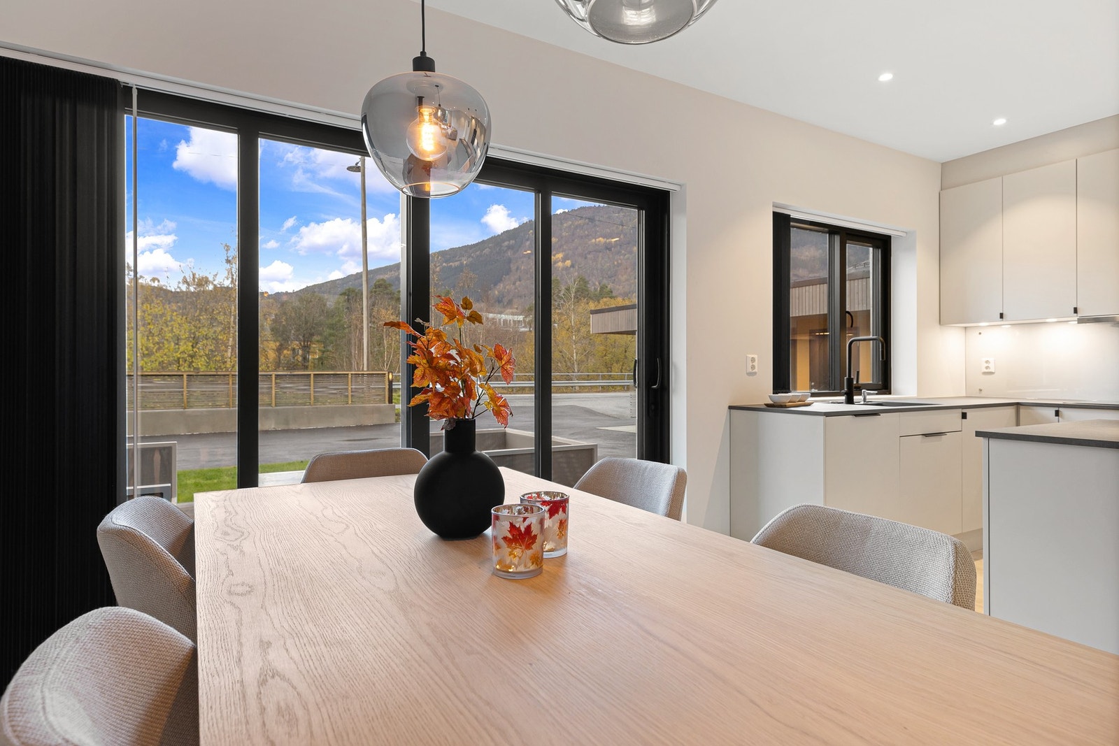 De store vindusflatene sørger for godt med naturlig lysinnslipp. Galleribilde