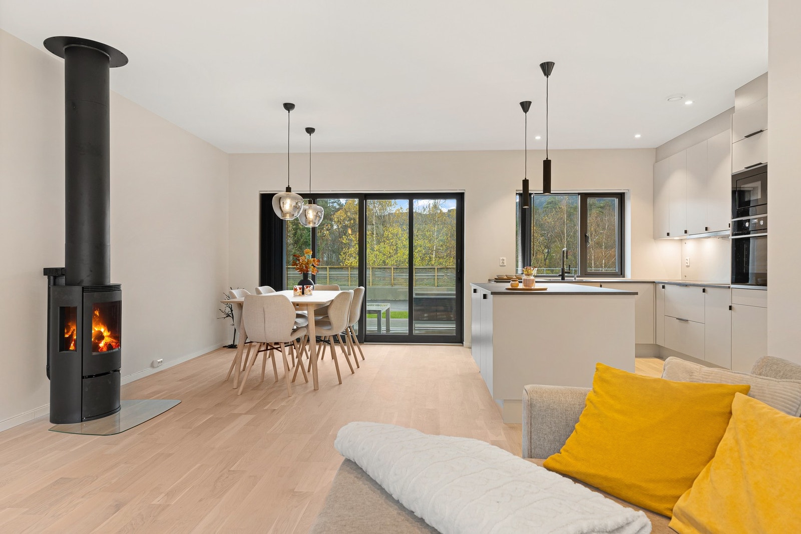 Stuen har en praktisk utforming som gjør den lett å møblere etter eget ønske. Galleribilde