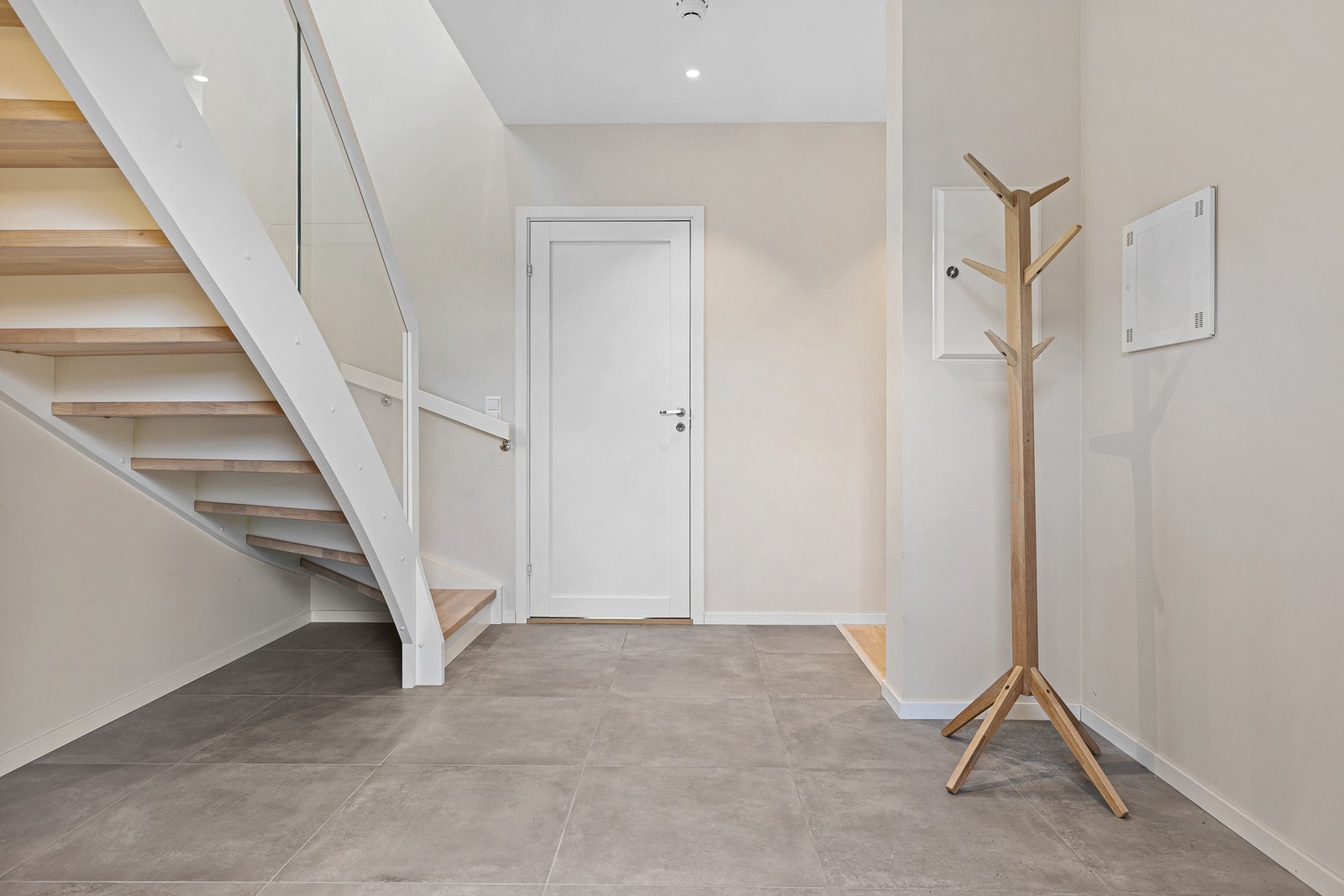 Romslig og innbydende entré på 13,4 kvm. Galleribilde