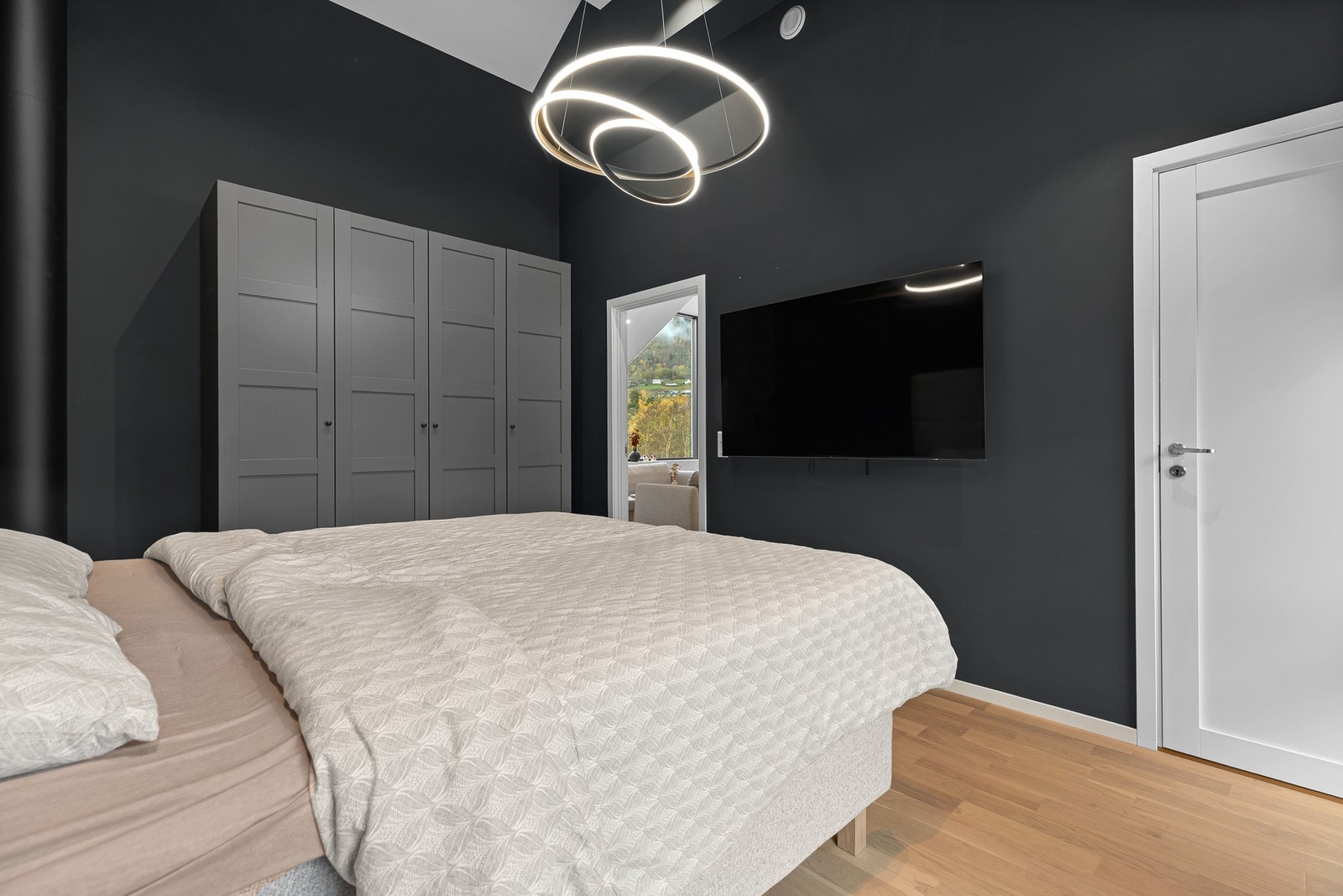 Fra soverommet har man tilkomst til en innvendig bod på 2,2 kvm. Galleribilde