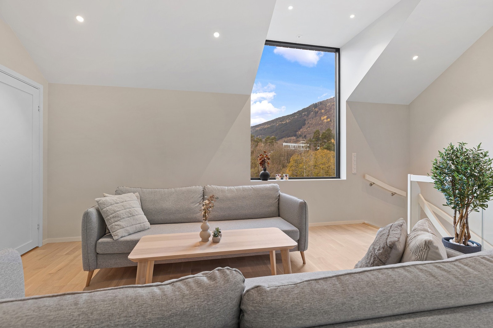 I loftsstuen har man en fantastisk takhøyde som gir en god romfølelse. Galleribilde