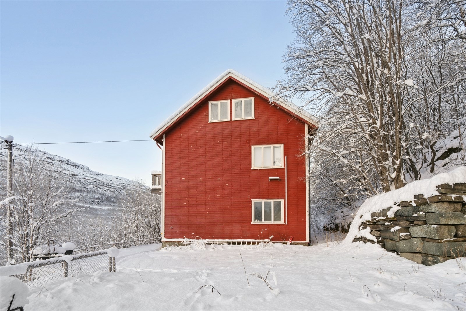 Del av tomten mot boligen og her er også parkeringsplasser Galleribilde