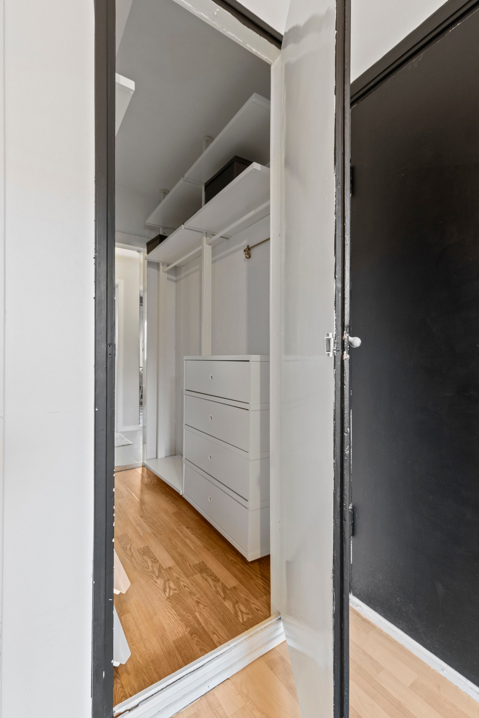 I tilknytning til soverom/entré er det omkledningsom Galleribilde