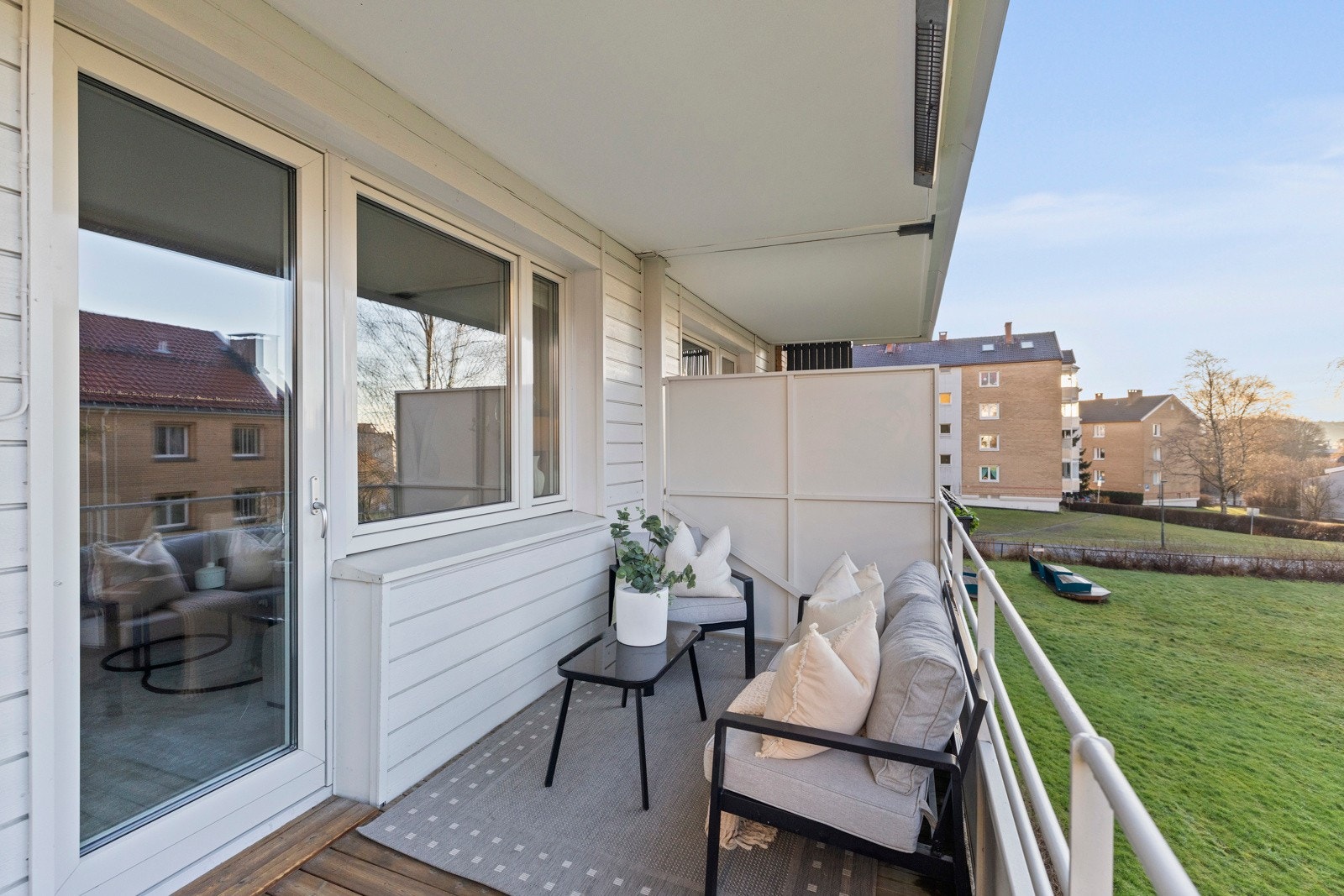 På den solrike balkongen er det god plass til utemøblement og grill. Galleribilde