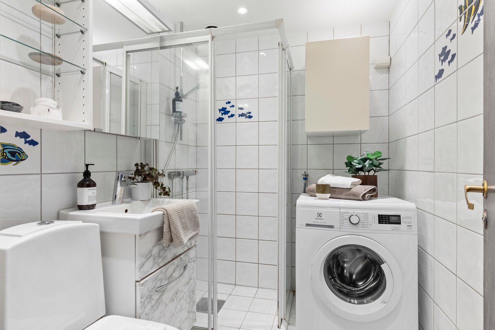 Flislagt baderom fra rundt 2000. Badet har gulvvarme og fremstår som funksjonelt og praktisk innredet. Galleribilde