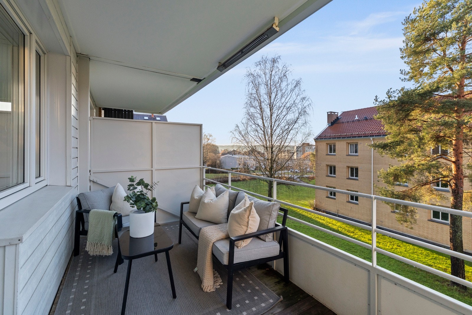Velkommen til St. Jørgens vei 35 - Gjennomgående og romslig 3-roms med peis og solrik balkong. Foto: Marikafoto Galleribilde