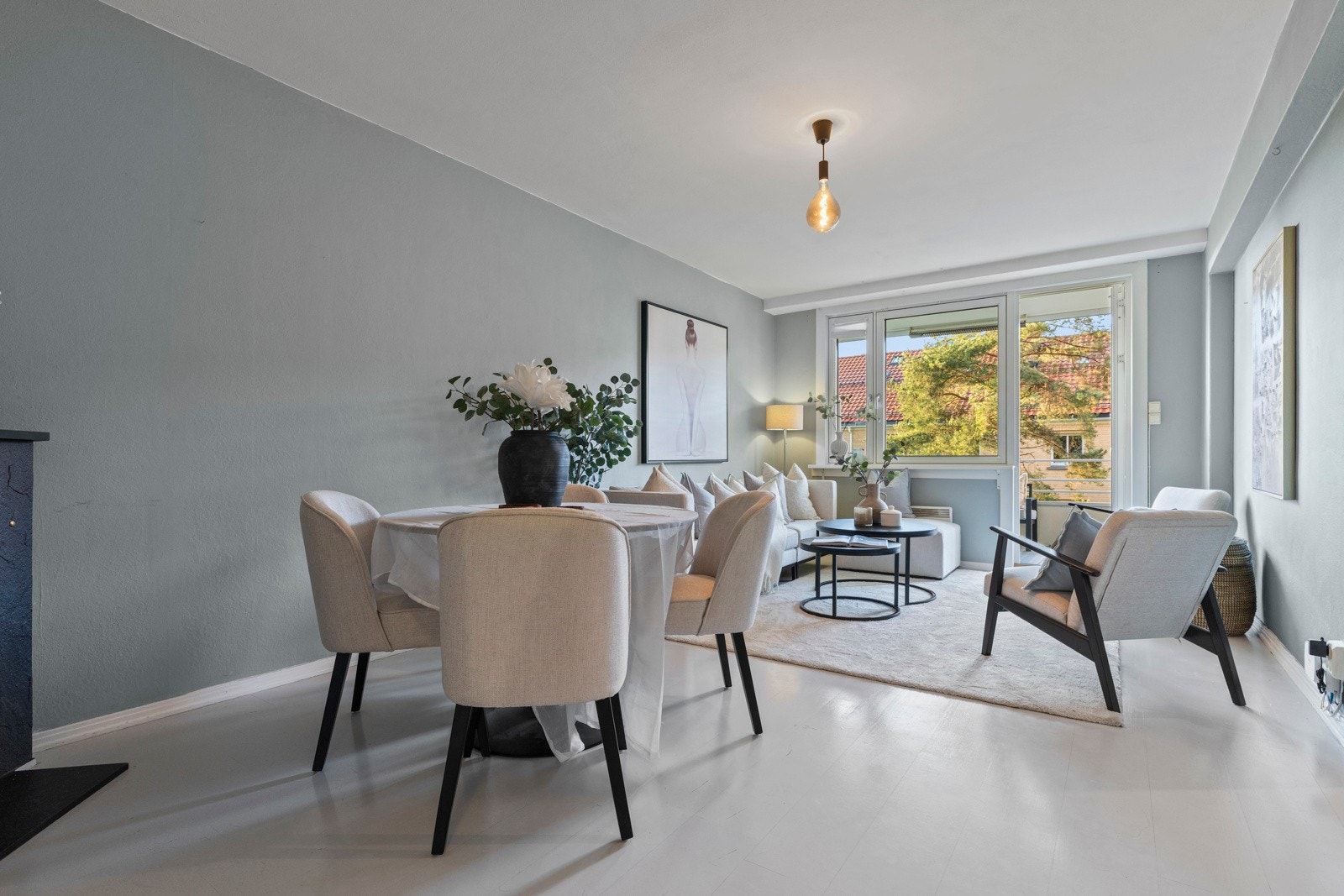 Stuen er lys og innbydende med plass til både sofagruppe og spisebord. Galleribilde