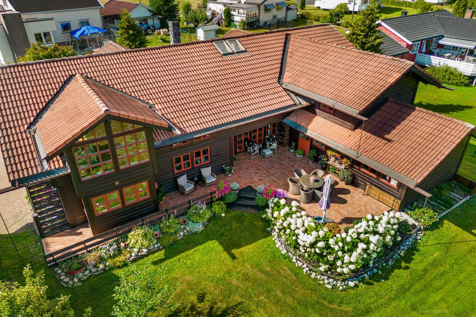 Tomt på ca 1 mål med prakthage og ca 70 m2 med flislagt markterrasse. Galleribilde