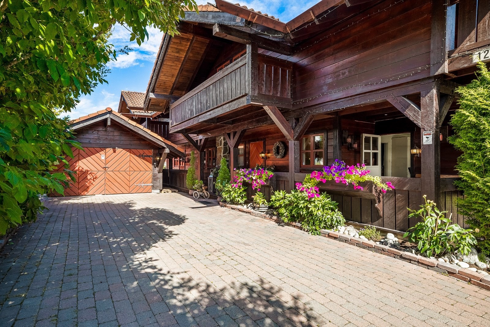 Flott opparbeidet gårdsplass mellom garasjen og boligens inngangsparti med gode parkeringsmuligheter. Galleribilde