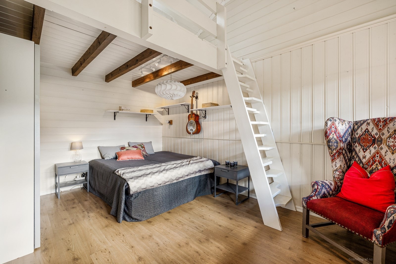 Soveromsfløyen i 1. etasje består av 2 gode soverom. Galleribilde