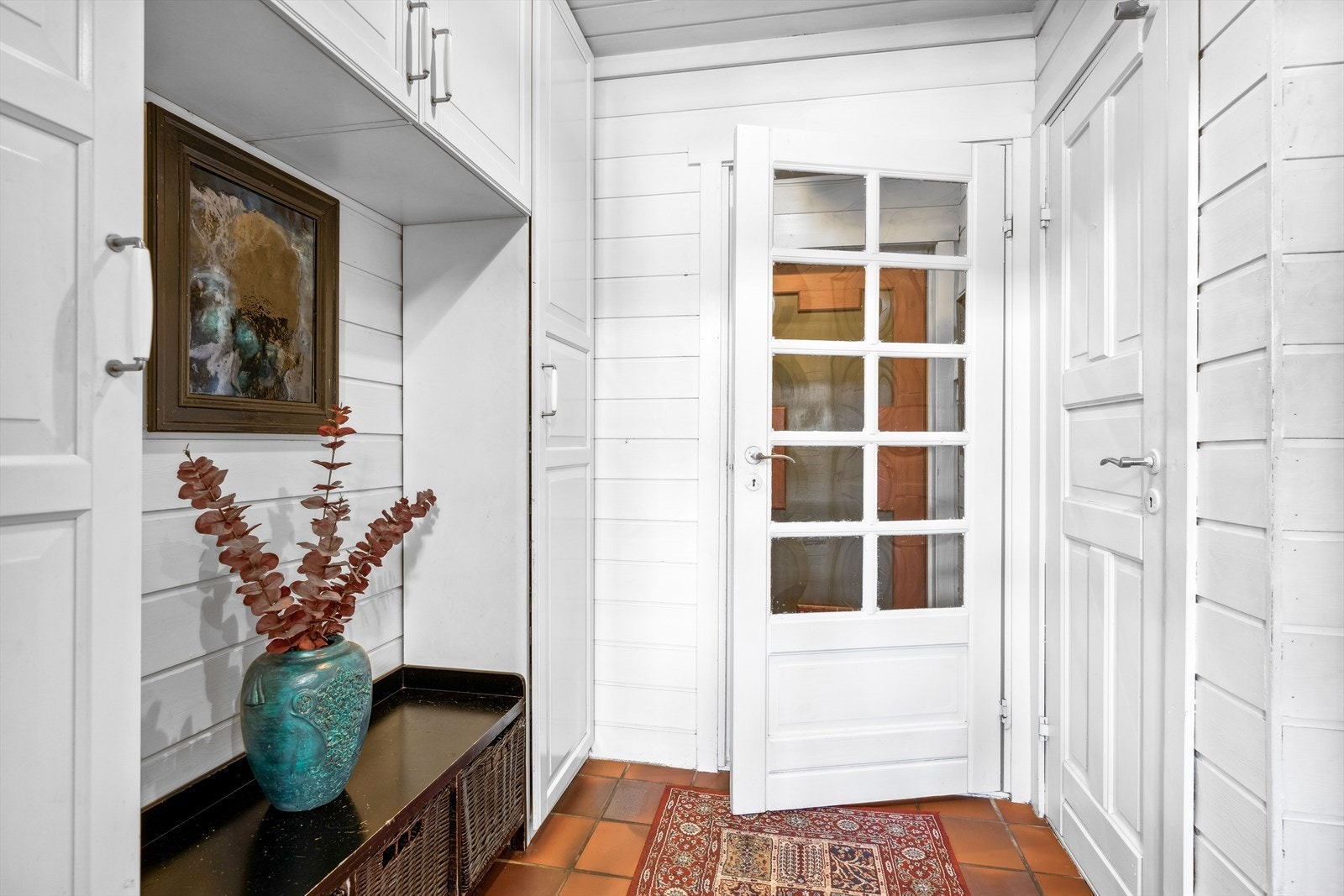 Lyst og hyggelig inngangsparti med garderobeløsninger. Det er totalt 3 inngangsmuligheter i etasjen via hovedentré, kjøkken og stue. Galleribilde