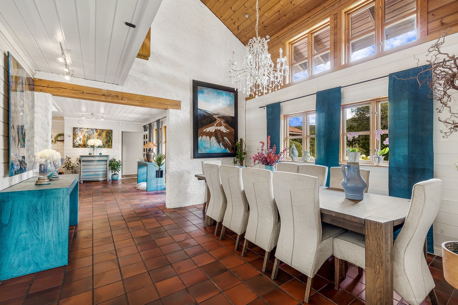 Både sonen som naturlig lar seg innrede som spisestue og salong har meget god takhøyde. Galleribilde