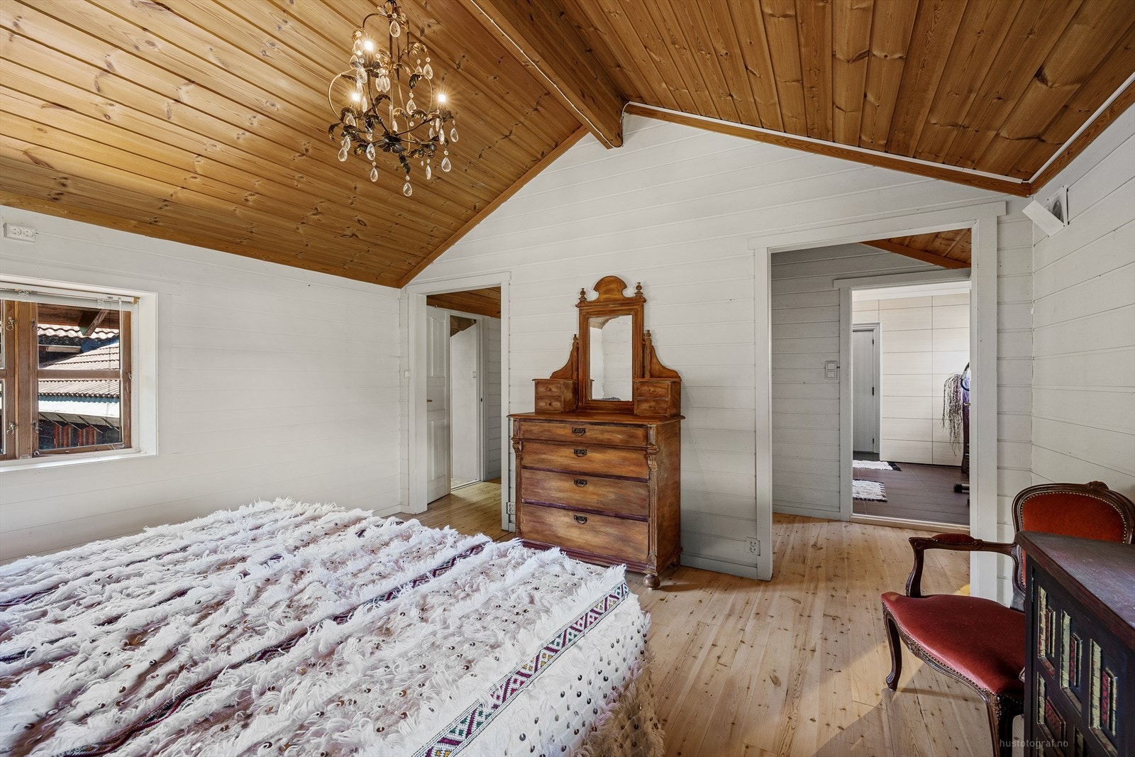 Soverommet har passasje via walk in closet på veg til badet. Galleribilde