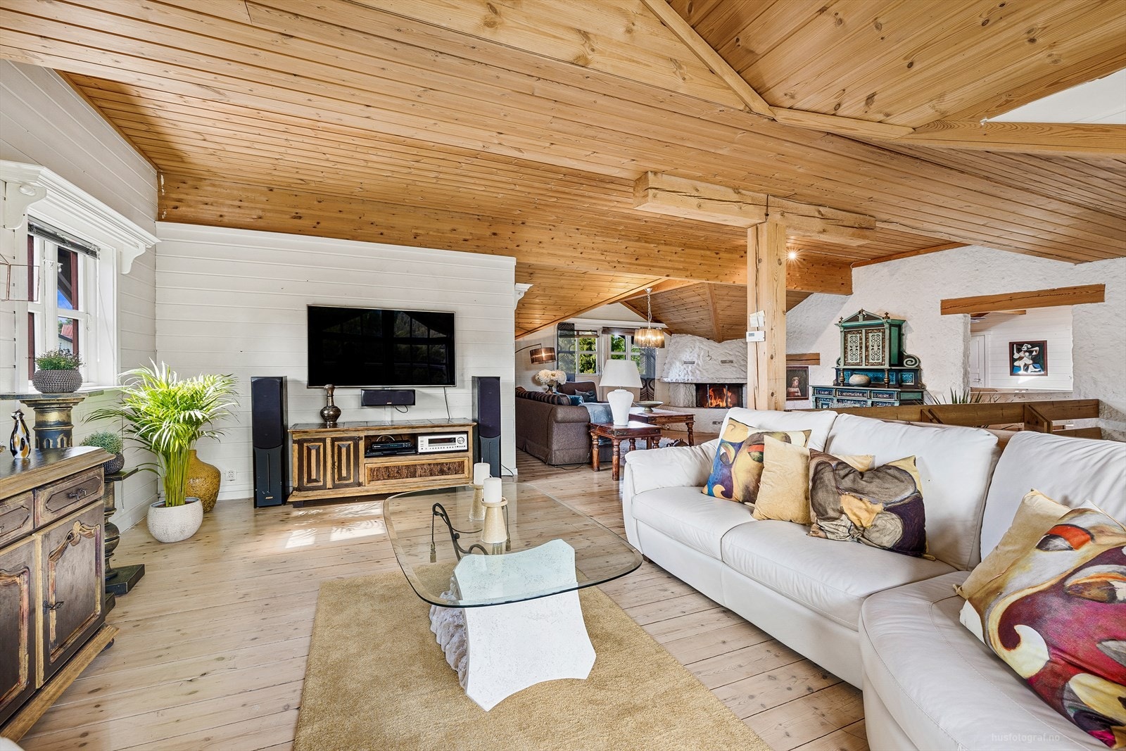 Materialene er lune med heltre gulv, panel i tak og ubehandlet bærende elementer. Galleribilde