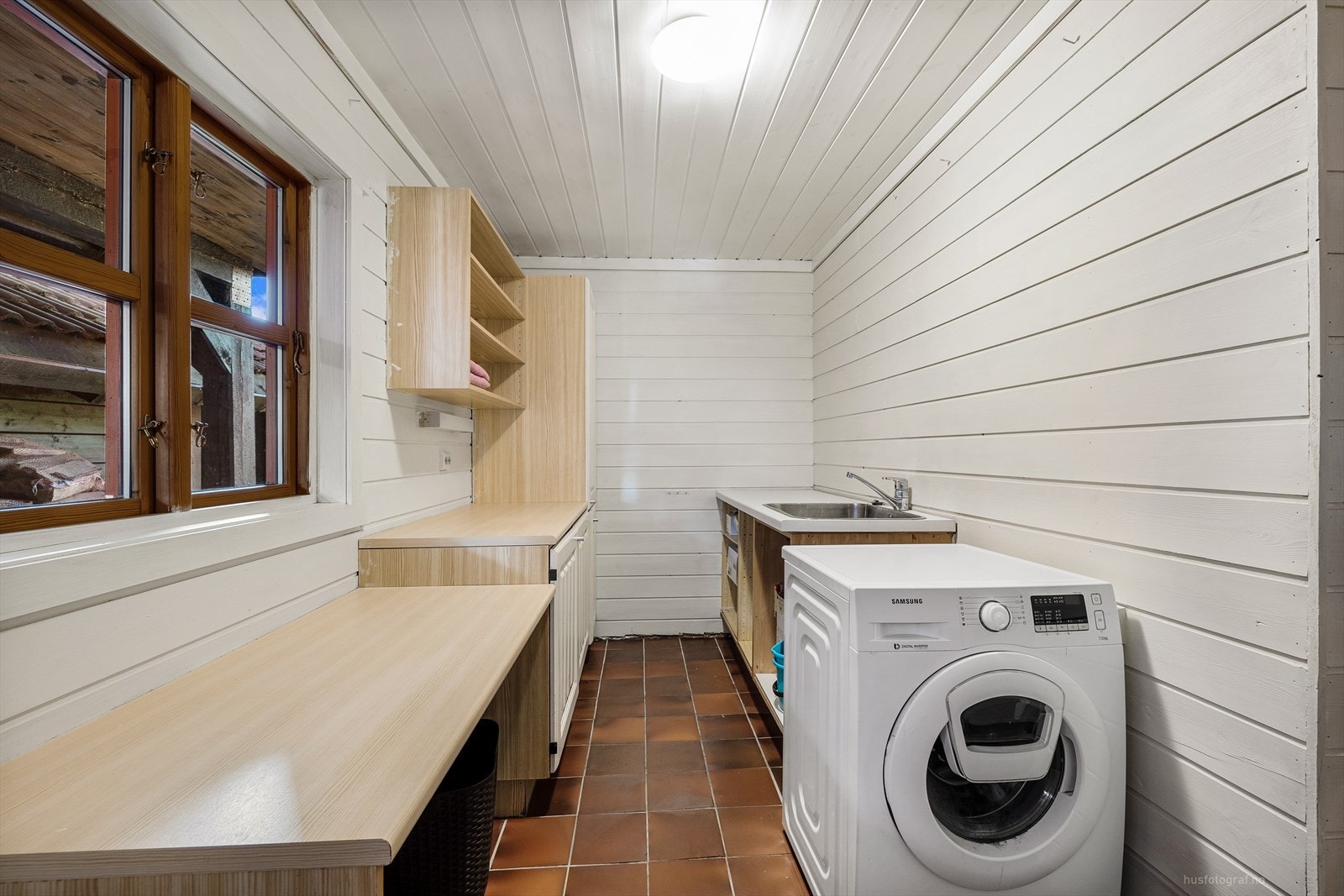 Arbeidsrom med vask og opplegg til vaskemaskin. Galleribilde