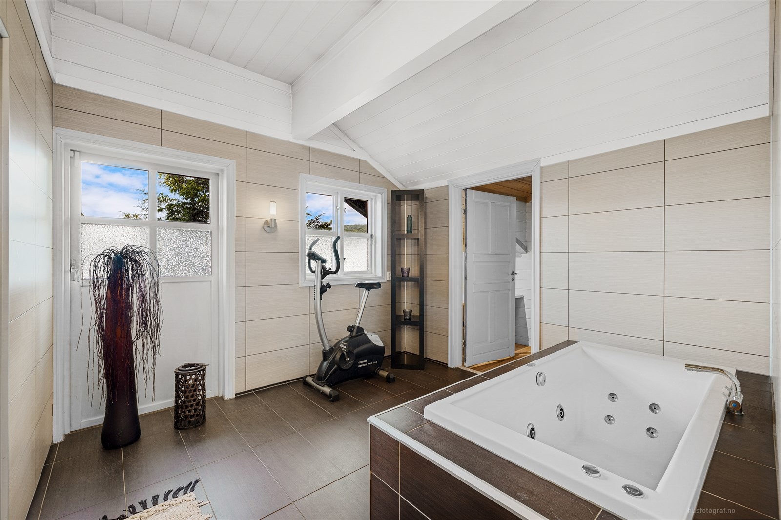 Badet byr på et flott badekar og en dusjnisje. Galleribilde