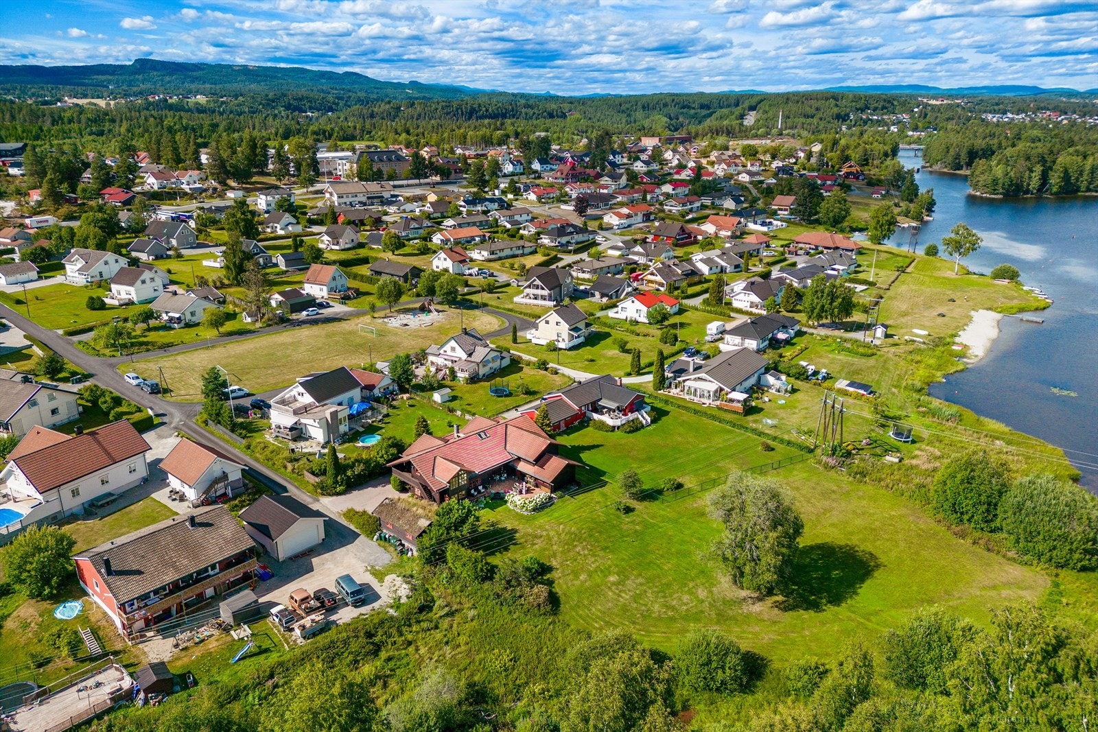 Det er kort kjøreveg til Vikersund sentrum med godt og variert forretningstilbud, som apotek, blomsterbutikk, cafeer, nærsenter og vinmonopol. Galleribilde