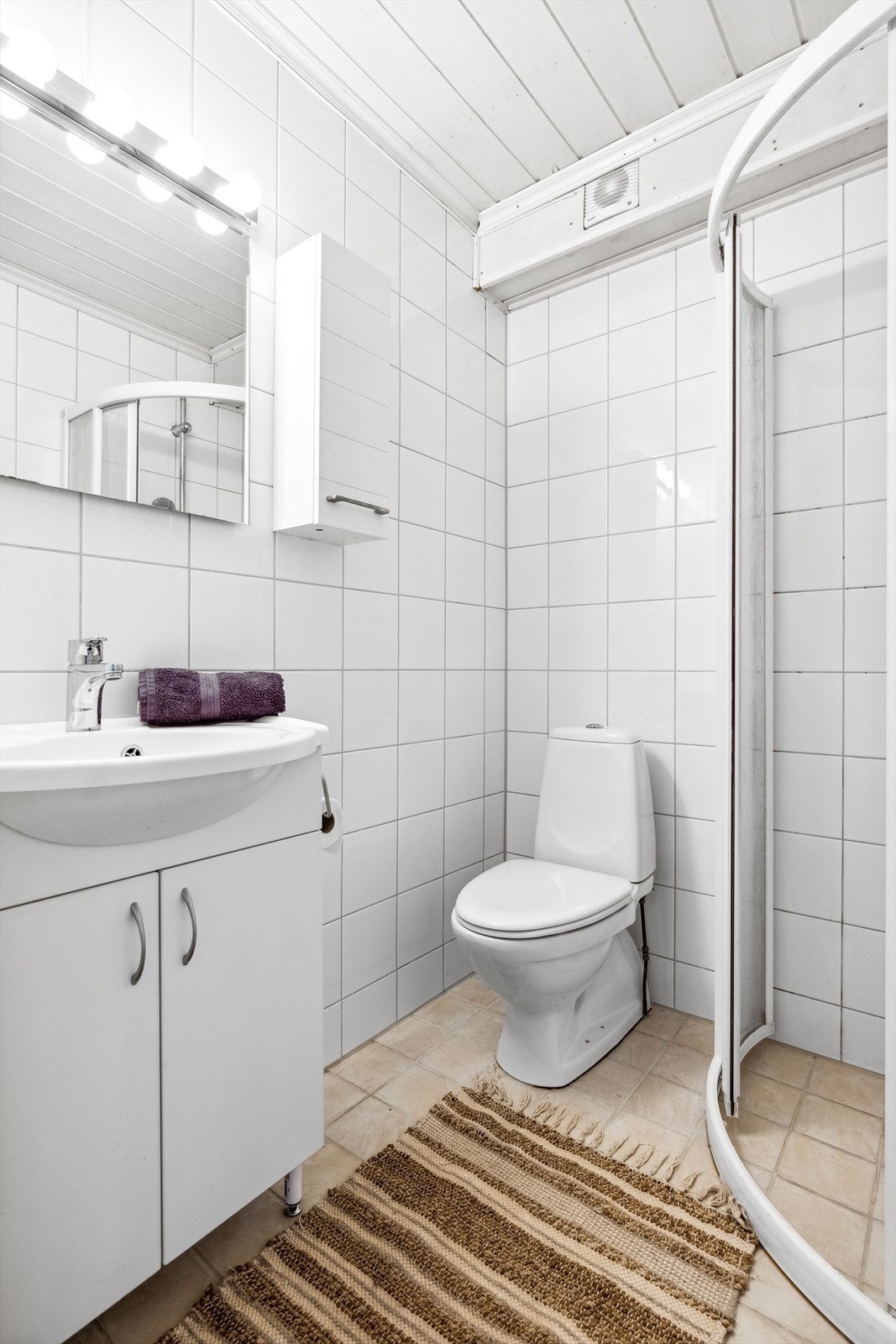 Ensuitebad med toalett, dusj og baderomsinnredning med servant. Rommene har mekanisk avtrekk og varmekabler i gulv. Galleribilde