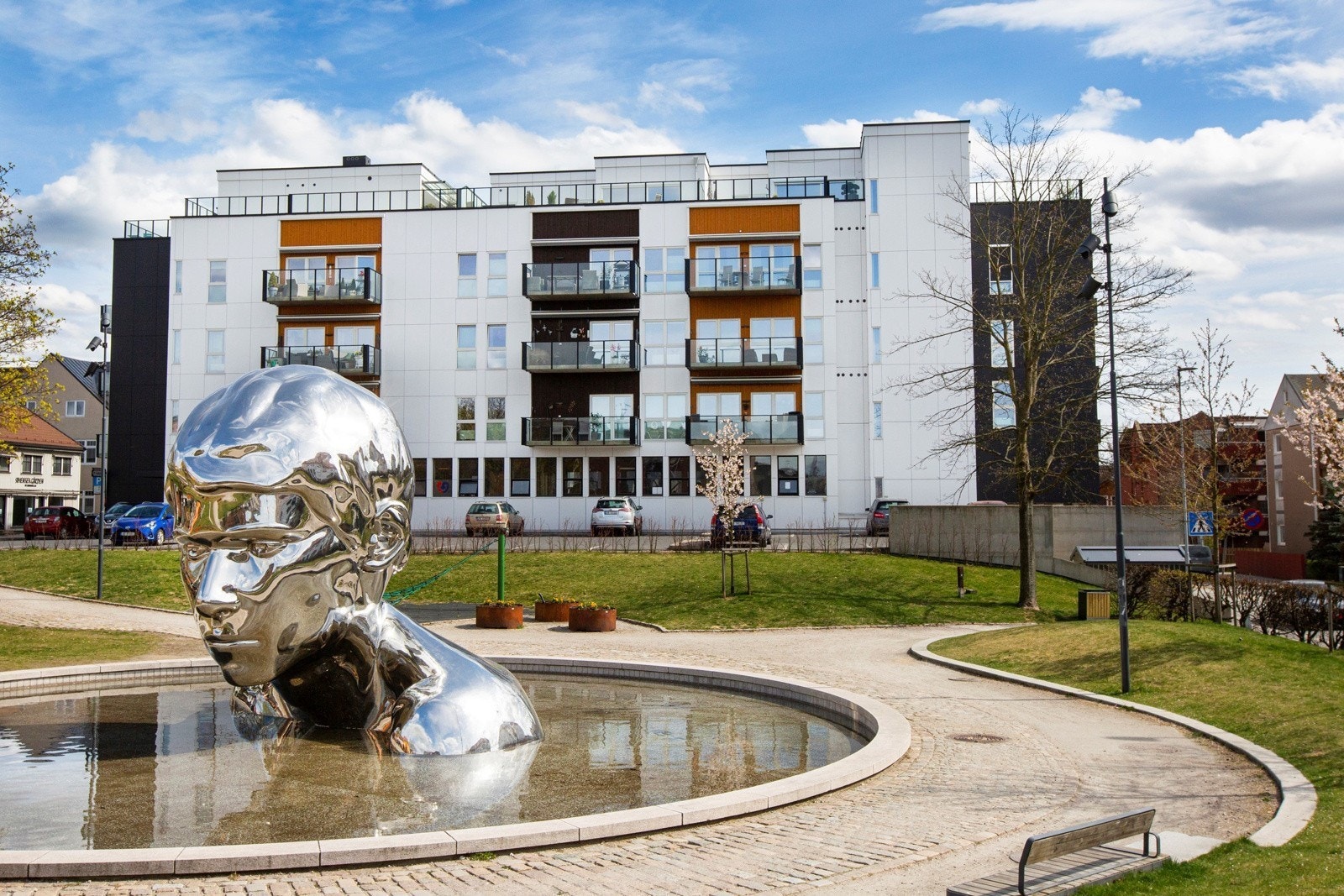 Utvendig fra parken. Galleribilde