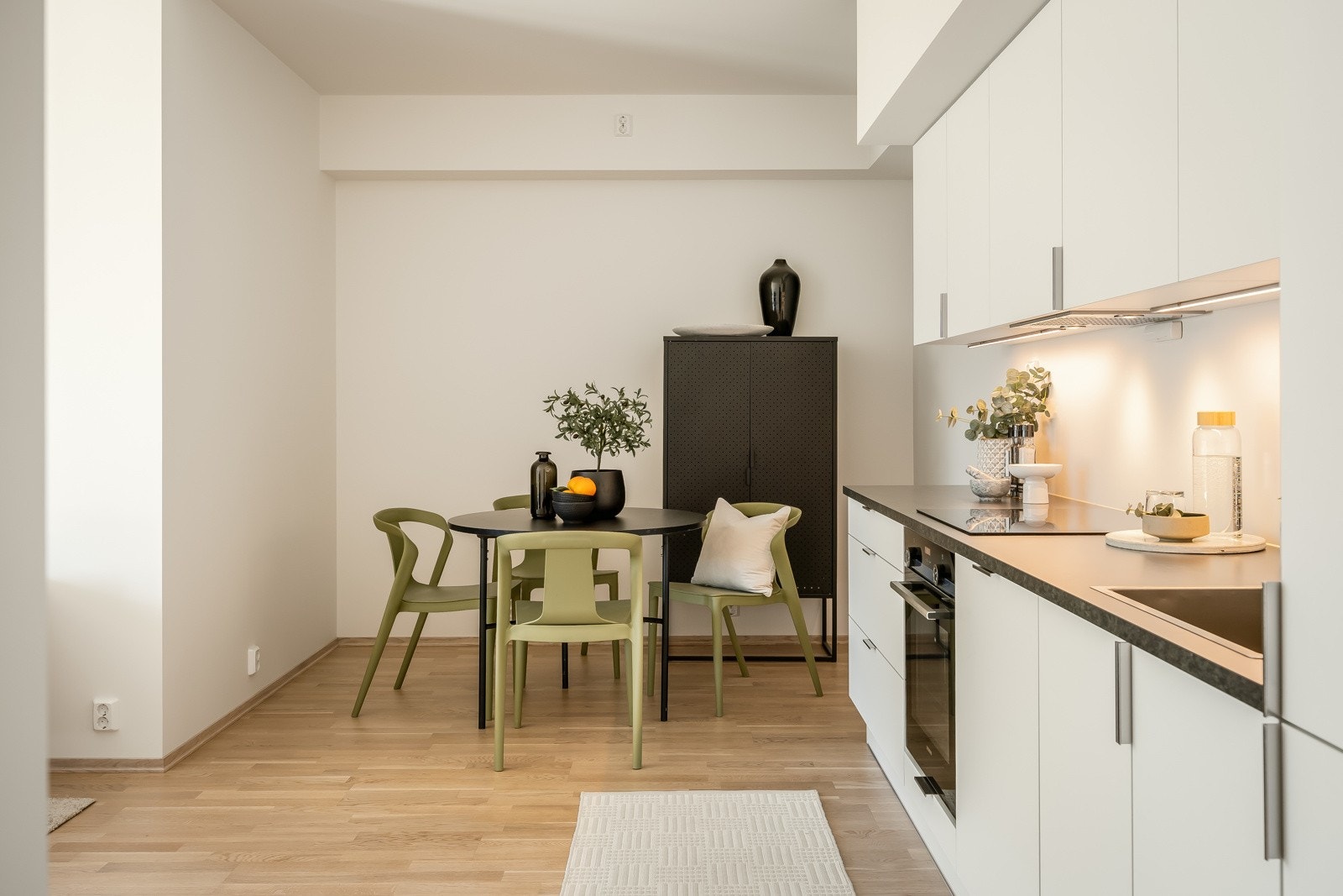 Praktisk innhuk på kjøkken godt tilpasset en egen spisestue. Galleribilde