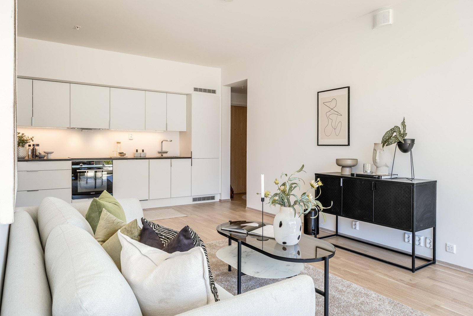 Det er vannbåren varme i gulv på både stue, kjøkken, entré og bad. Galleribilde