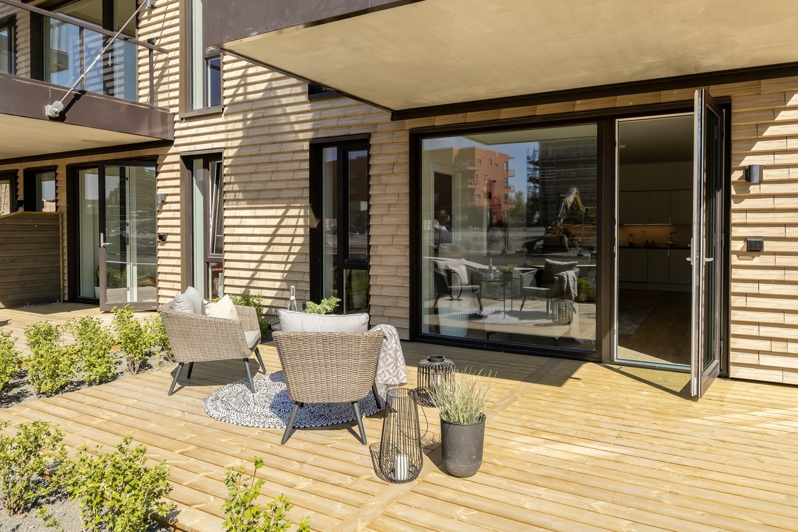 Boligen har en romslig sørvestvendt terrasse på ca. 25 kvm utenfor stua. Galleribilde