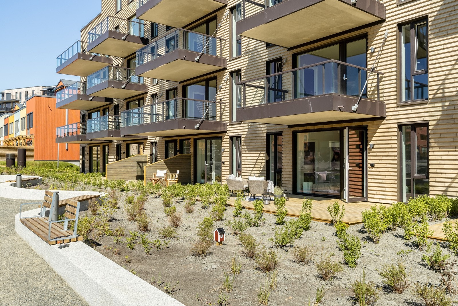 Bygget ble ferdigstilt i mai -24, og fremstår med en stilfull fasade, romslig tomt, og sørvestvendte uteplasser. Galleribilde