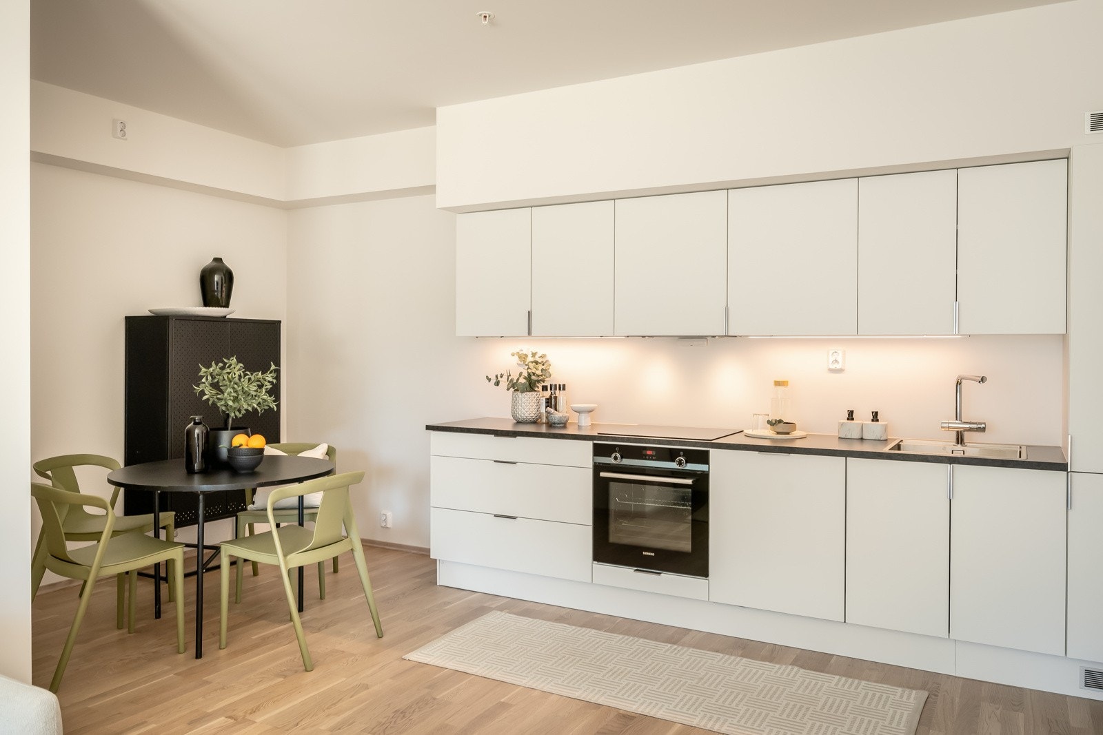 Stilren kjøkkeninnredning fra JKE med integrerte hvitevarer. Galleribilde