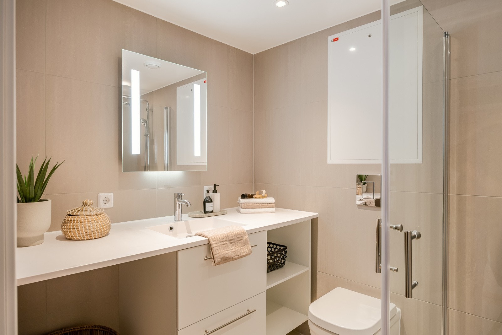 Tilpasset innredning med god lagringskapasitet, og opplegg for vaskemaskin. Galleribilde