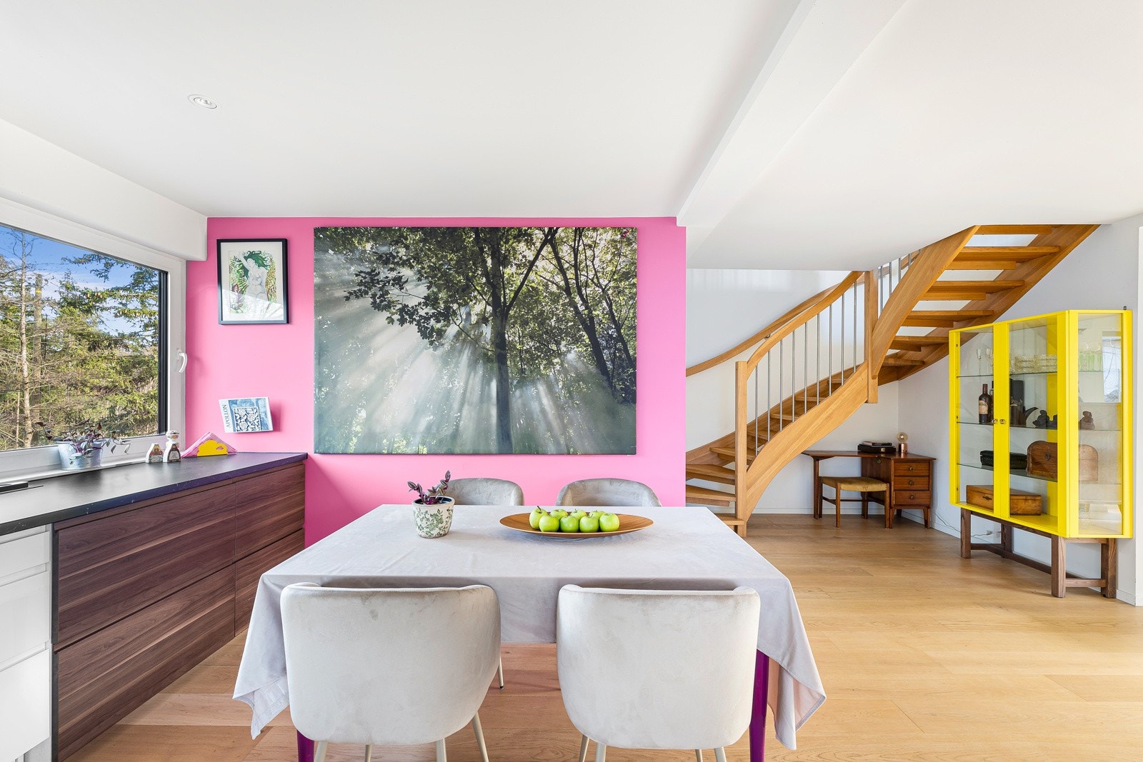 På kjøkkenet har du plass til en hyggelig spisegruppe. Galleribilde