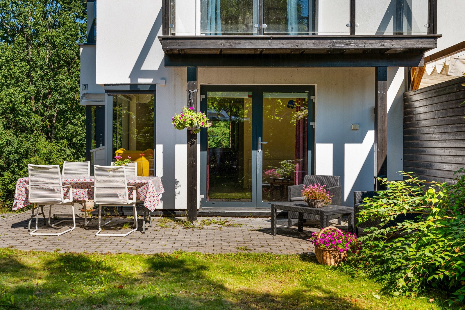 Hyggelig hage med sol på dagen. Direkte utgang fra stuen! Galleribilde