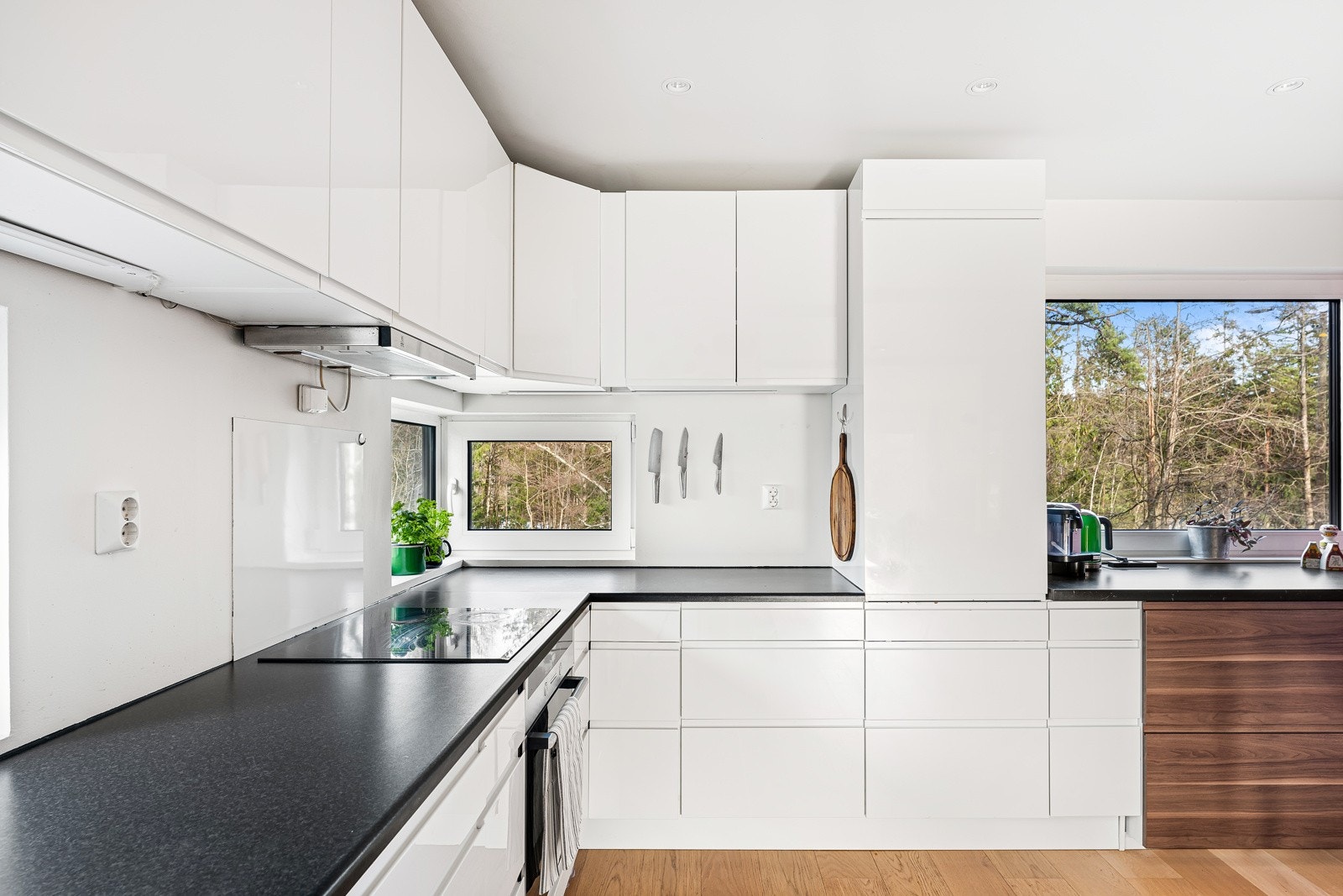 Her er det godt med skap og benkeplass! Galleribilde