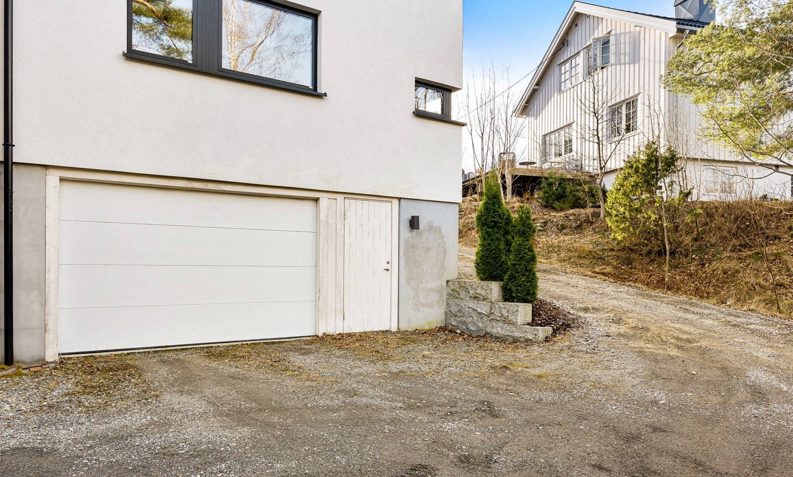 Garasjen har god plass til både bil og oppbevaring, og bodene gir ekstra lagringsmuligheter til hageutstyr eller andre nødvendigheter. Galleribilde